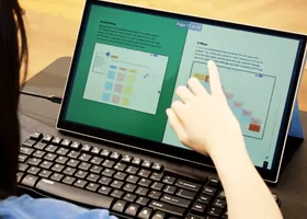 Bosan Layar Laptop Redup Saat Kerja di Luar? Monitor Ini Bisa Jadi Jawaban