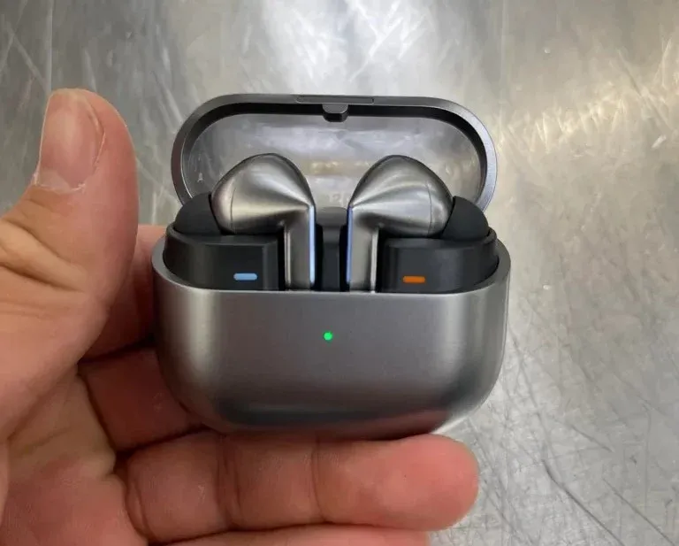 Bocoran Samsung Galaxy Buds 4 Pro tampak dari berbagai sudut dengan case transparan (Photo: Gizmochina, Samsung)