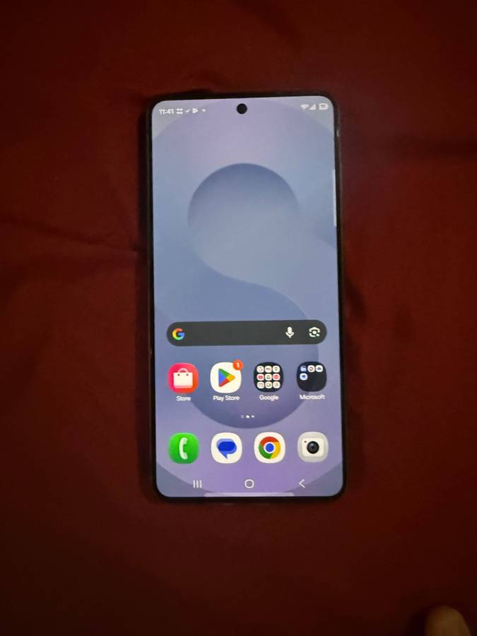 Foto listing Craigslist menampilkan bocoran Galaxy S26 dengan modul kamera pill dan warna hitam (Photo: Samsung, Craigslist)