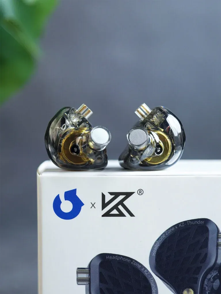 Headphone Zone x KZ Thunder resmi meluncur dengan desain resin transparan (Photo: Headphone Zone, KZ)