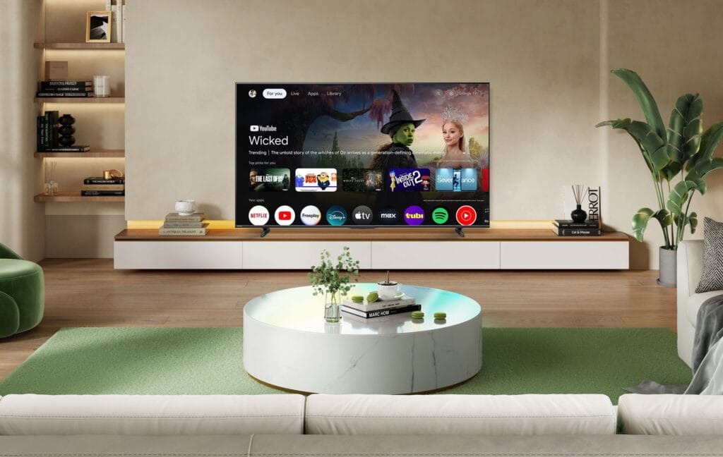 Hisense M7 MiniLED menampilkan panel cerah untuk perbandingan saat beli TV MiniLED atau OLED 2026 (Photo: LG, Samsung)