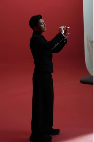 Honor Magic V6 spesifikasi: foto bocor tunjukkan panel belakang kulit vegan merah (Photo: Honor, Gizmochina)