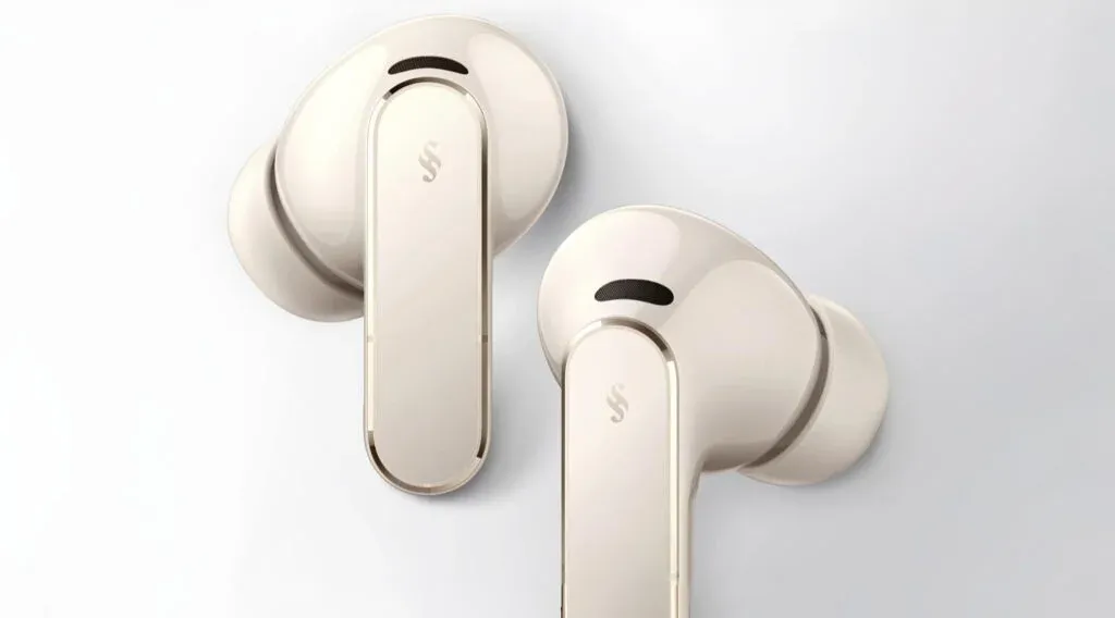 Huawei FreeBuds Pro 5 close-up menampilkan desain in-ear dan casing pengisi daya (Photo: Huawei, Gizmochina)