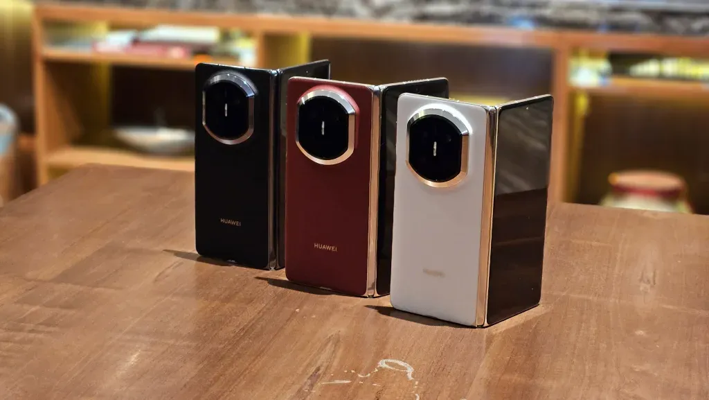 Huawei Mate X7 dalam kondisi terlipat menunjukkan cover screen 6.49 inci (Photo: GadgetDIVA, Huawei)