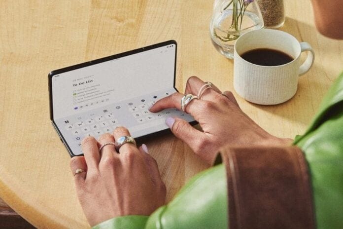 Ilustrasi isu harga dan ketahanan ponsel lipat (Photo: Counterpoint Research, Samsung)