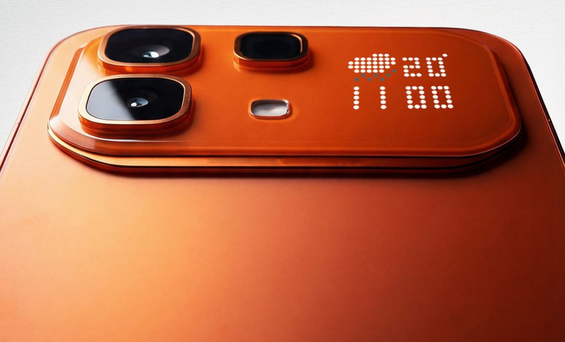 Infinix Note 60 Pro dengan layar matriks belakang menampilkan modul kamera besar (Photo: Gizmochina, Infinix)