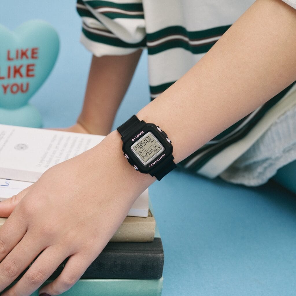 Jam tangan convertible charm untuk wanita Casio BGD10KH dari dekat dengan holder silikon berbentuk hati (Photo: Gizmochina)