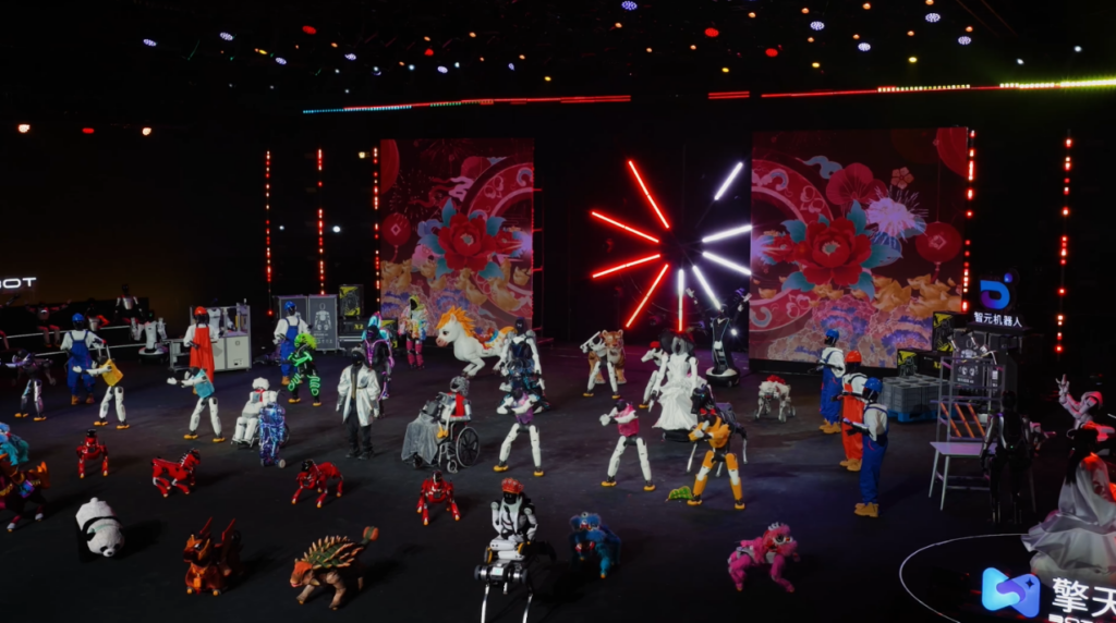 koordinasi multi-robot melibatkan humanoid dan robot berkaki empat (Photo: Gizmochina, AGIBOT)