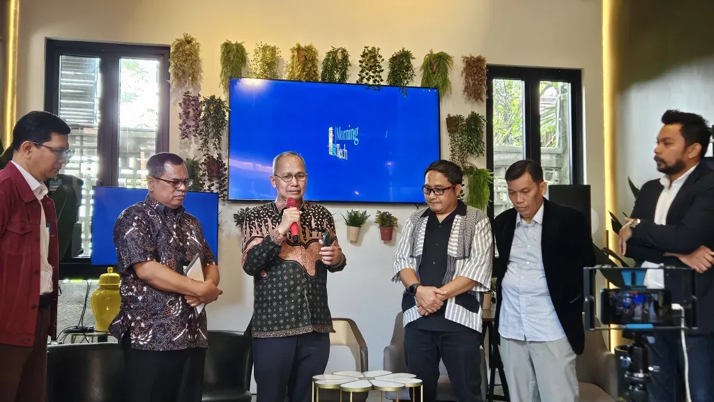 Petugas administrasi perizinan lokal menunjukkan kompleksitas retribusi dan regulasi (Photo: GadgetDIVA; Komdigi) Petugas administrasi perizinan lokal menunjukkan kompleksitas retribusi dan regulasi (Photo: GadgetDIVA; Komdigi)