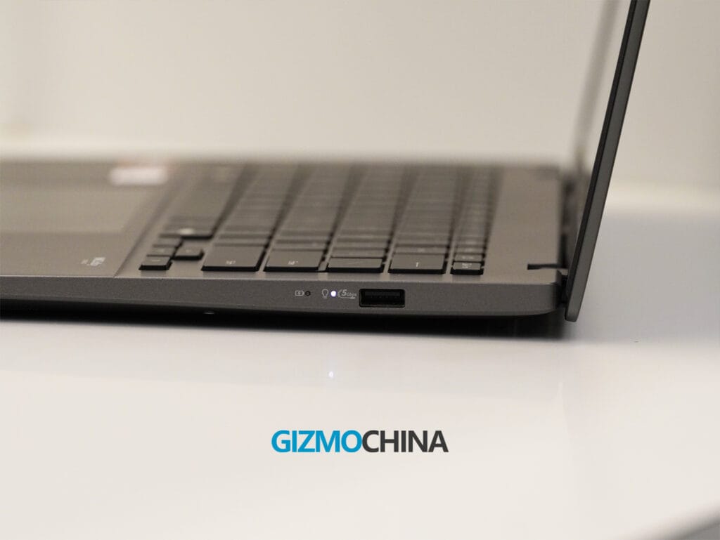 Port USB-C, HDMI 2.1, dan pengisian 65W pada Asus Vivobook S14 (Photo: Gizmochina, Asus)