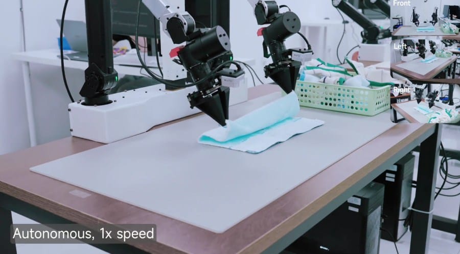 Robot melipat handuk dalam uji dunia nyata menggunakan model Xiaomi Robotics-0 (Photo: Gizmochina, Xiaomi) Robot melipat handuk dalam uji dunia nyata menggunakan model Xiaomi Robotics-0 (Photo: Gizmochina, Xiaomi)