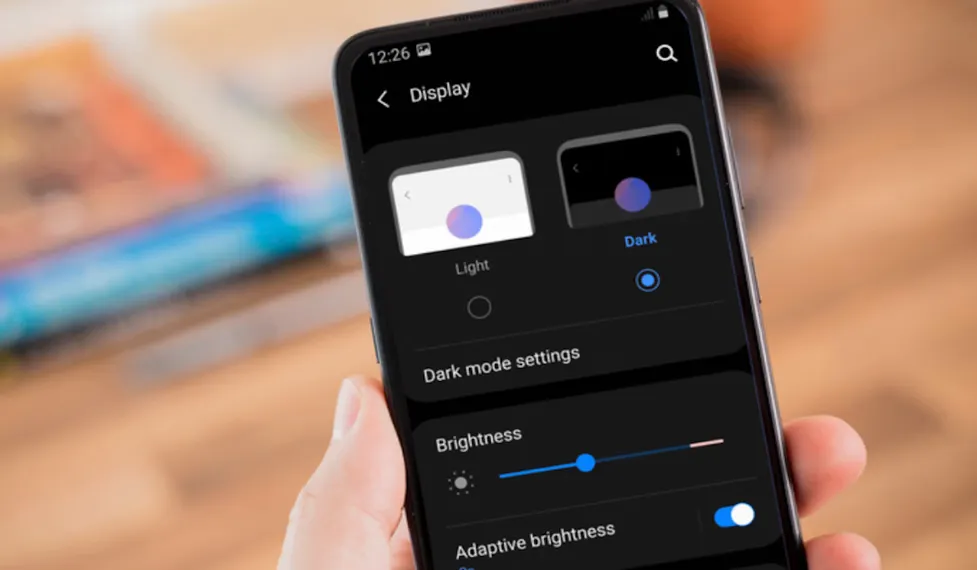 Dark Mode Katanya Hemat Baterai, Tapi Benarkah Efeknya Terasa di Semua HP?