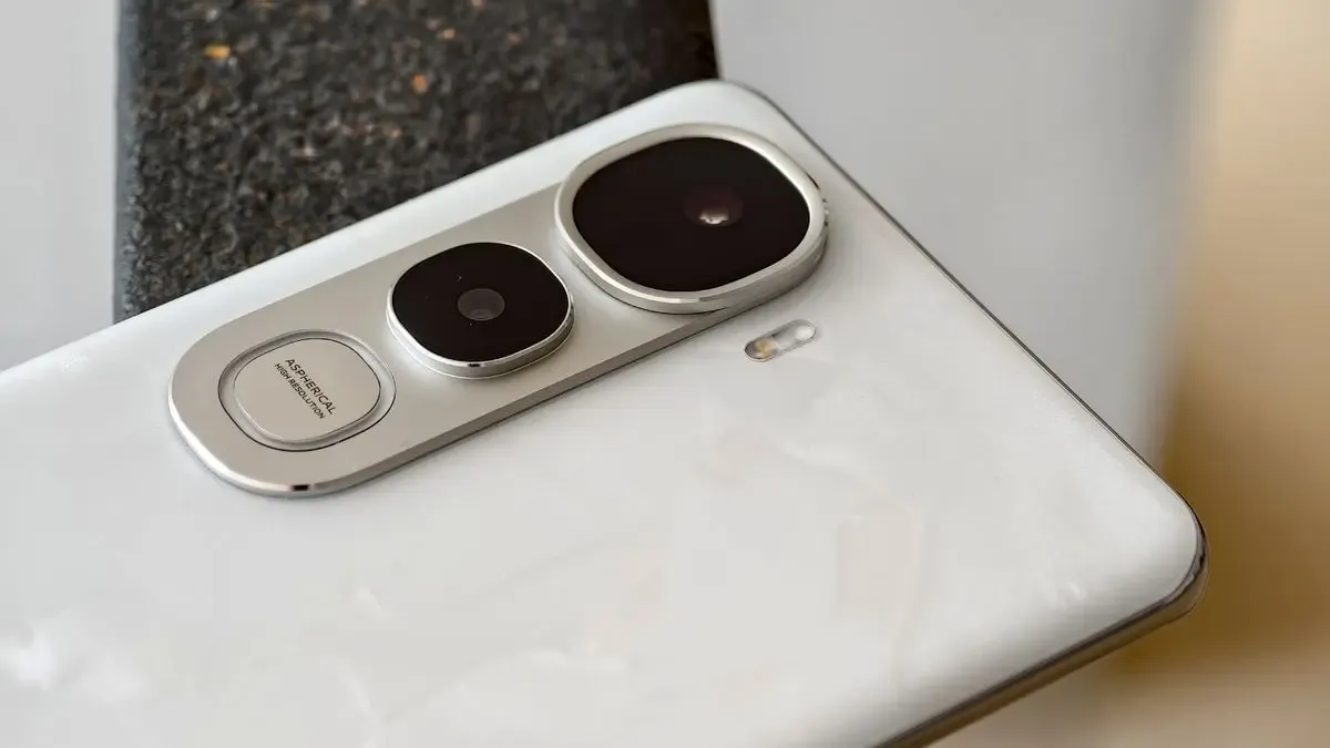 Vivo Y400 5G: Mengintip Detail Ponsel Terjangkau dengan Layar 120Hz! / x.com @stufflistings