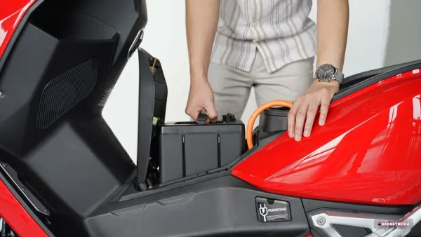 Swap Baterai vs Ngecharge di Rumah: Mana yang Lebih Efisien untuk Motor Listrik?