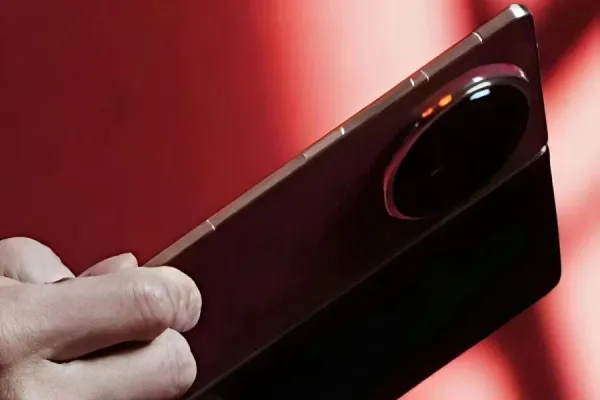 Honor Magic V6: Foto Bocor Tunjukkan Kulit Vegan Merah dan Baterai 7.150mAh (Photo: Honor, Gizmochina)