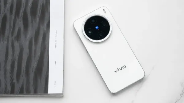 Vivo X300 Pro: Dimensity 9500, Kamera Periskop 200MP dan Baterai Badak 7.000mAh / VIVO