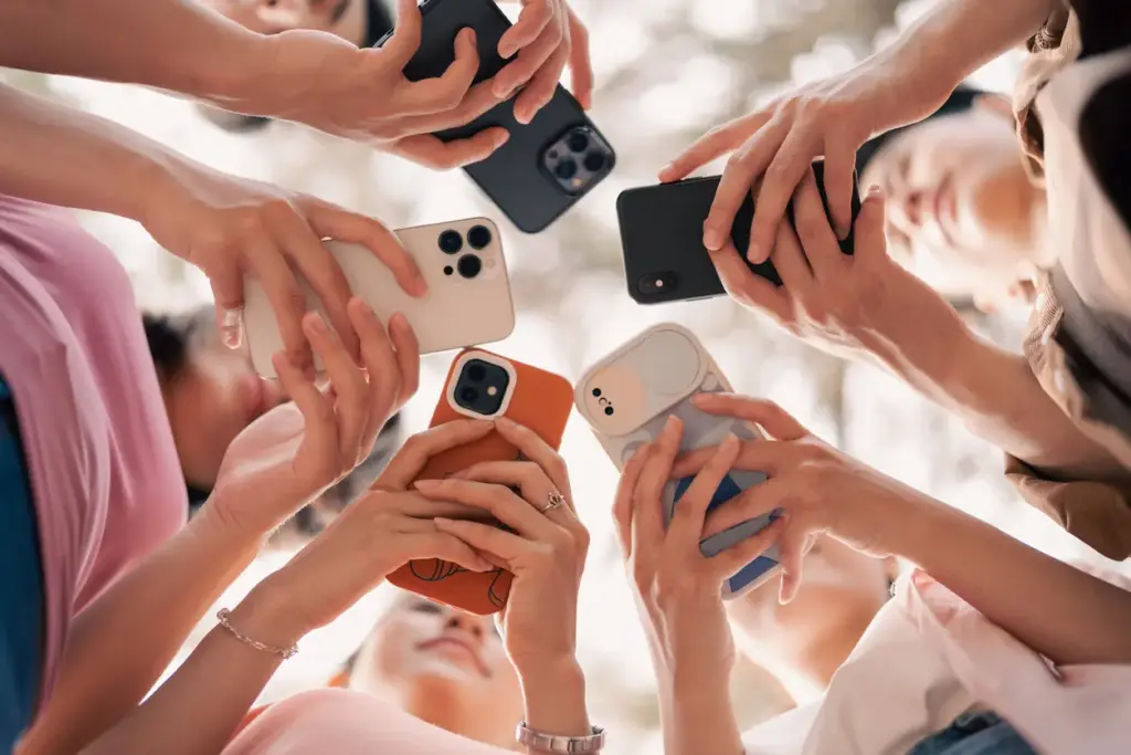 https://kabargadget.com/wp-content/uploads/2025/07/Dumb-Phone-Jadi-Pilihan-Gen-Z-Bosan-Smartphone-Kembali-ke-Simpel.webp
